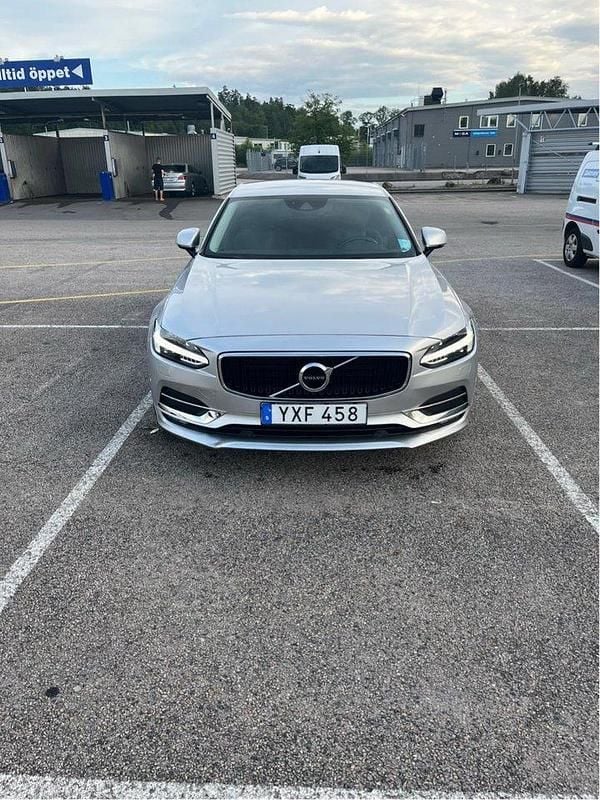 Silver Begagnad 2018 Volvo S90 Momentum Sedan | 219 000 kr (Marknadspris) - Bild 1/4
