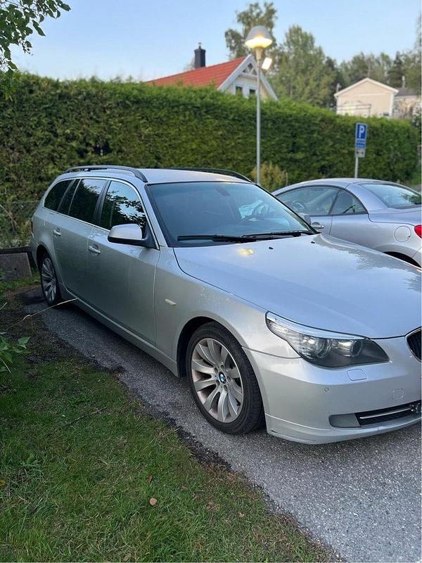 Grå Begagnad 2010 BMW 520 Kombi | 65 000 kr - Bild 1/3