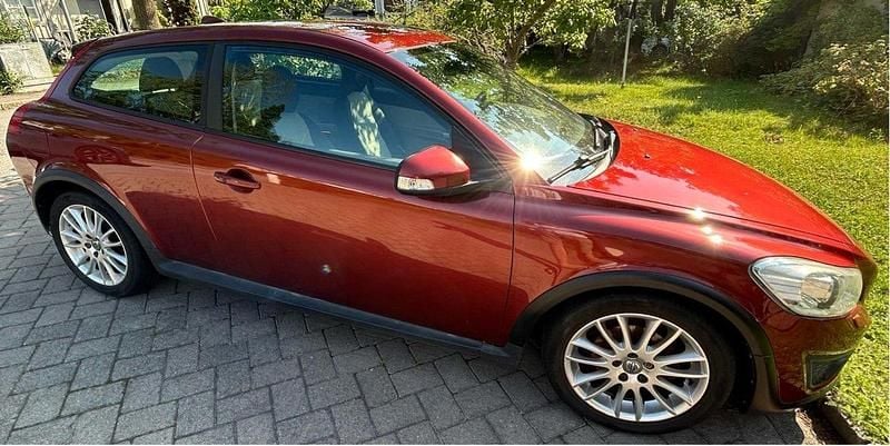 Röd Begagnad 2010 Volvo C30 Momentum Halvkombi | 43 000 kr (Bra pris) - Bild 1/4