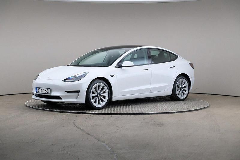 Vit (multicoat vit (pärl)) Begagnad 2022 Tesla Model 3 Long Range AWD Sedan | 339 000 kr (Marknadspris) - Bild 1/4