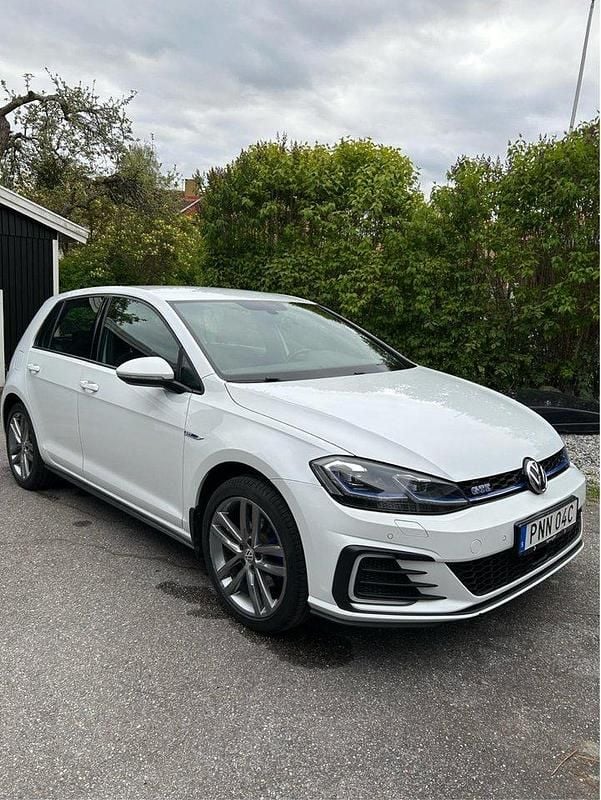 Vit Begagnad 2020 VW Golf VII GTE Halvkombi | 209 000 kr (Marknadspris) - Bild 1/4