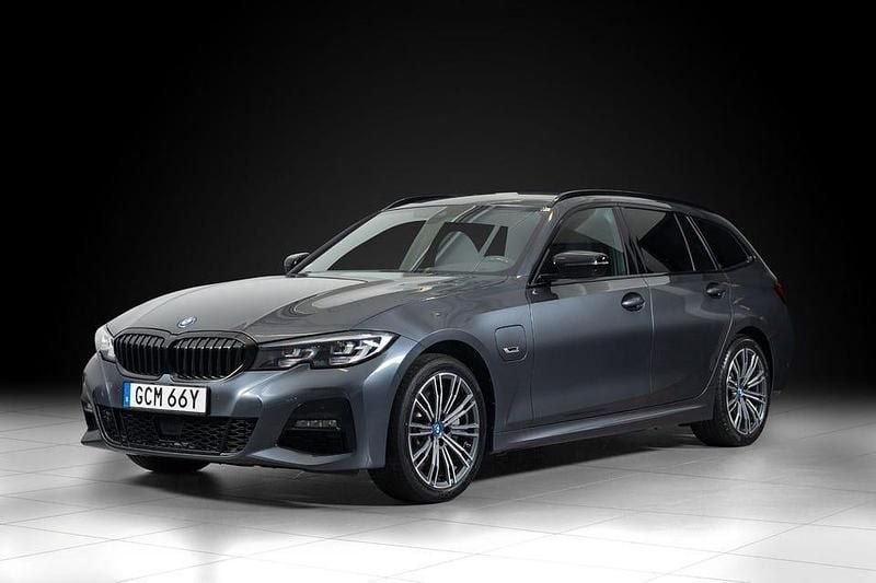 Mineral grå metallic Begagnad 2022 BMW 330 M Sport Kombi | 349 000 kr (Marknadspris) - Bild 1/4