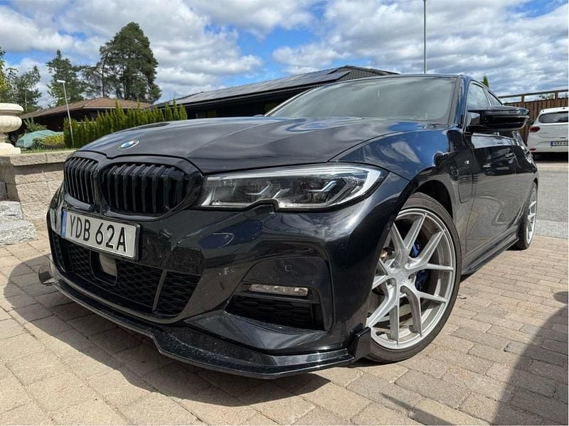 Svart Begagnad 2021 BMW 330e M Sport Sedan | 396 000 kr (Lite dyr) - Bild 1/4