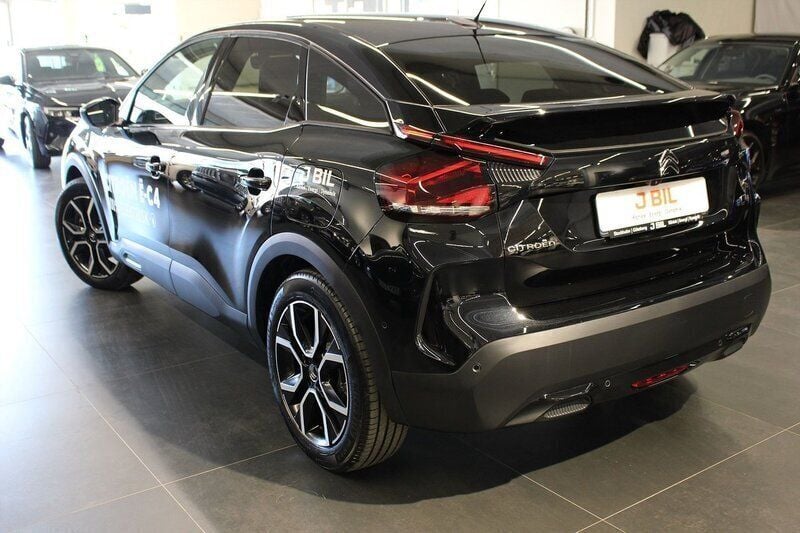 Begagnad Citroën e-C4 Shine 114 kW (156 HK) 2023 Svart SUV