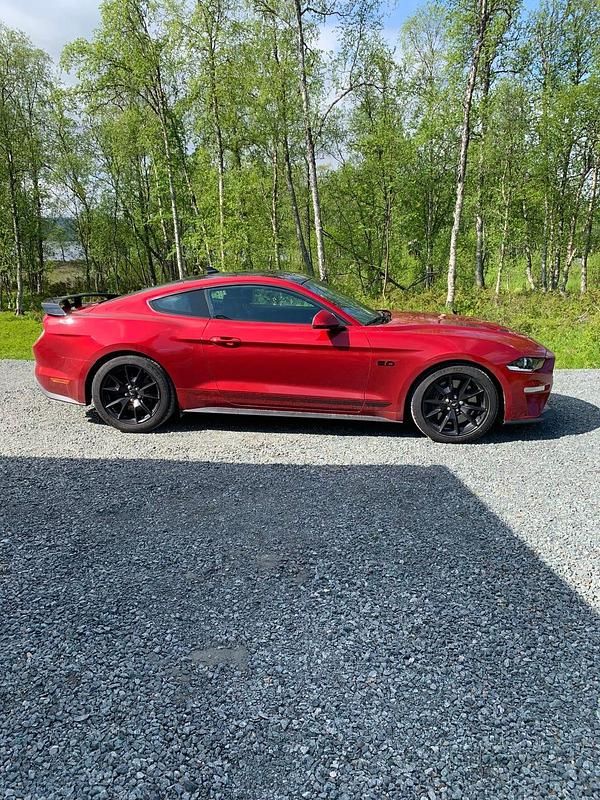 Röd metallic Begagnad 2020 Ford Mustang GT | 465 000 kr (Superpris) - Bild 1/4