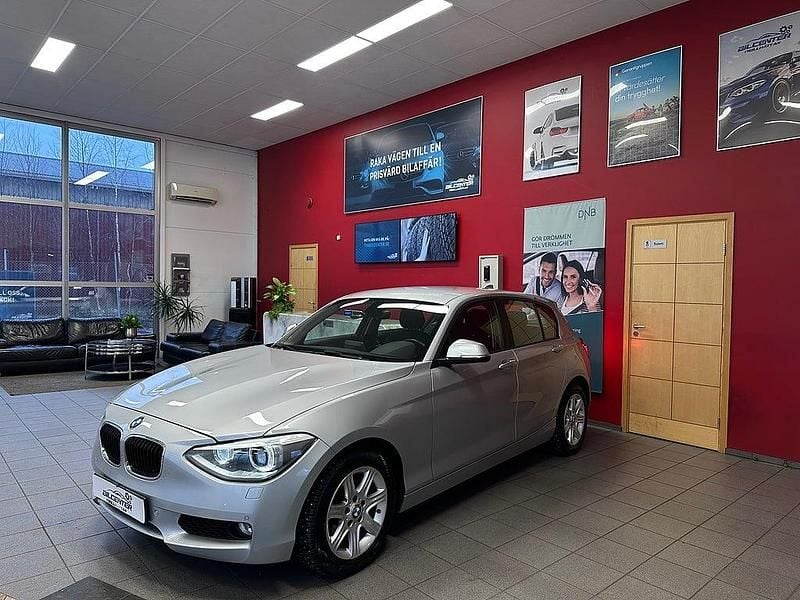 Silver Begagnad 2014 BMW 116 Sport Line Halvkombi | 89 500 kr (Bra pris) - Bild 1/4