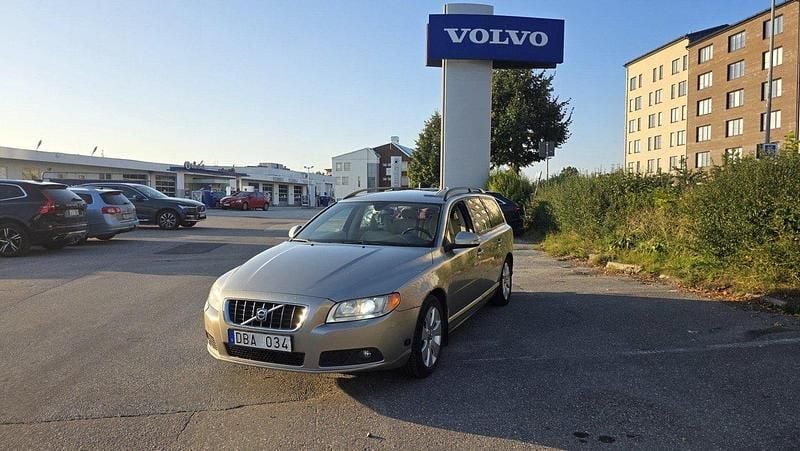 Brun Begagnad 2008 Volvo V70 Momentum Kombi | 30 000 kr (Bra pris) - Bild 1/4