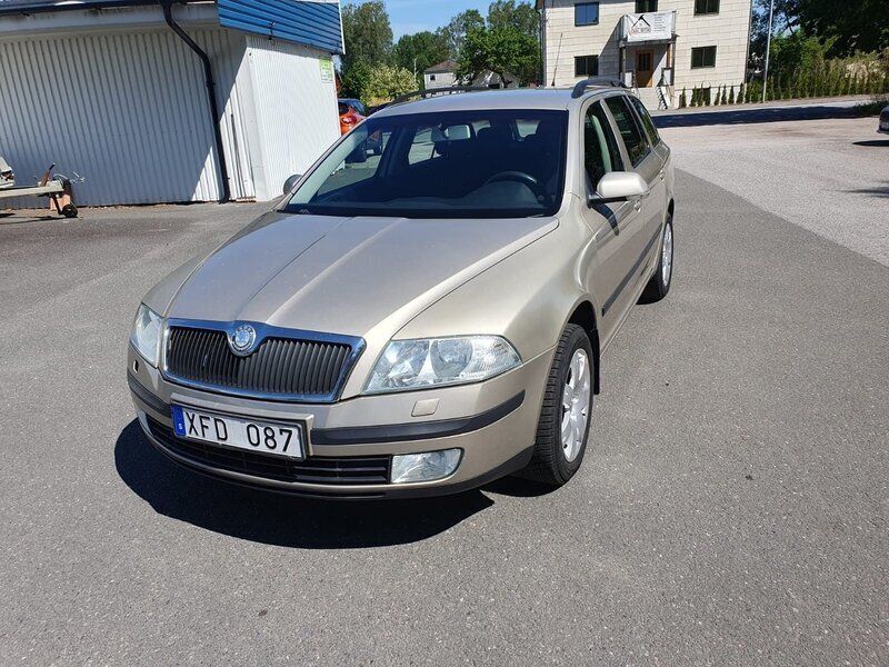 Ljusbrun (brun) Begagnad 2006 Skoda Octavia Kombi | 19 900 kr (Marknadspris) - Bild 1/4