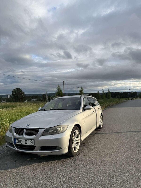 Grå Begagnad 2006 BMW 325 Advantage Kombi | 47 000 kr (Marknadspris) - Bild 1/4