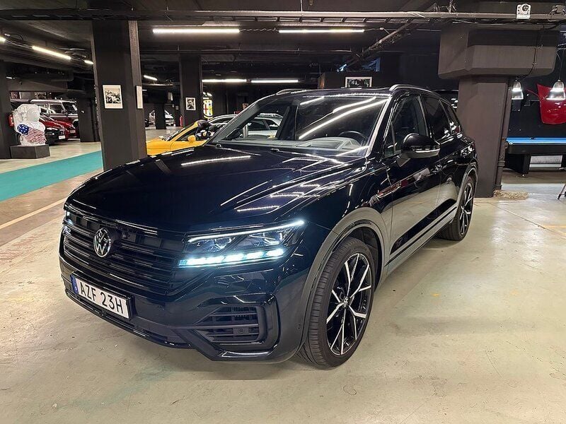 Mörkblå Begagnad 2021 VW Touareg R SUV | 649 000 kr (Marknadspris) - Bild 1/4