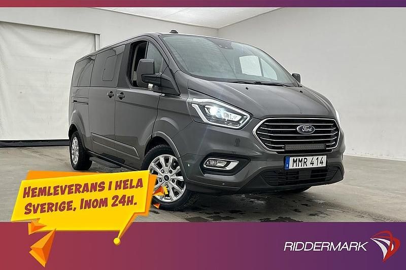 Grå Begagnad 2022 Ford Tourneo Titanium Minibuss | 409 800 kr (Marknadspris) - Bild 1/3