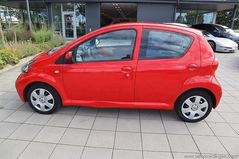 Röd svart Begagnad 2007 Toyota Aygo Halvkombi | 34 900 kr (Marknadspris) - Bild 1/4