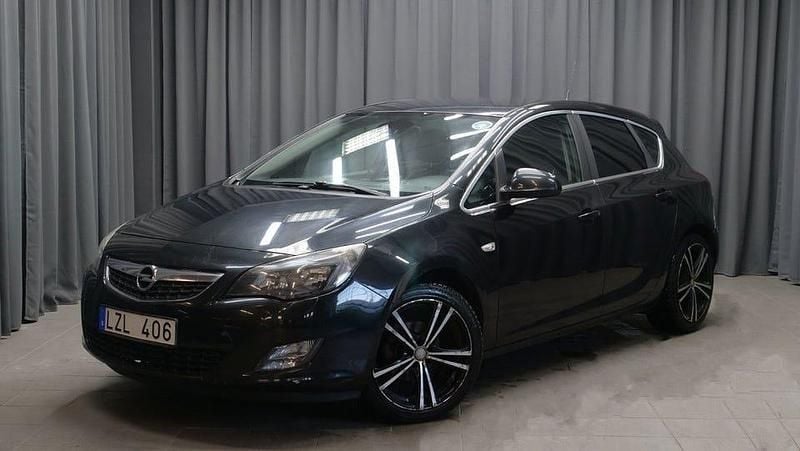 Svart Begagnad 2011 Opel Astra Enjoy Halvkombi | 39 000 kr (Marknadspris) - Bild 1/4