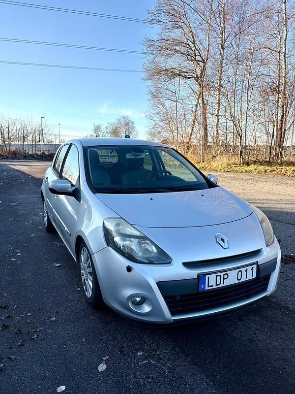 Begagnad 2011 Renault Clio R.S. Halvkombi | 33 000 kr (Marknadspris) - Bild 1/4