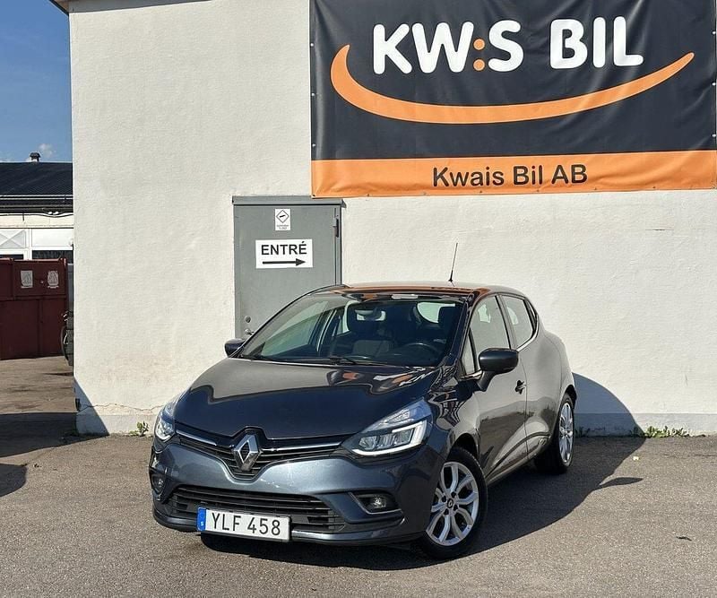 Grå Begagnad 2017 Renault Clio IV Intens Halvkombi | 79 900 kr (Marknadspris) - Bild 1/4