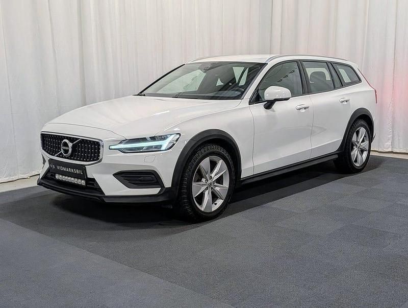 Vit Begagnad 2022 Volvo V60 CC Momentum Kombi | 279 900 kr (Bra pris) - Bild 1/4