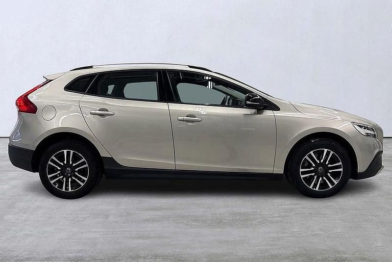 Begagnad Volvo V40 Business Edition 120 HK (88 kW) 2016 Ljusbrun Halvkombi