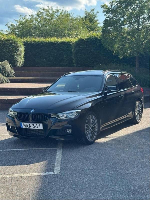 Svart Begagnad 2016 BMW 320 M Sport Kombi | 230 000 kr (Marknadspris) - Bild 1/4
