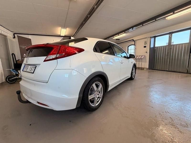 Begagnad Honda Civic Executive 150 HK (110 kW) 2012 Vit Halvkombi
