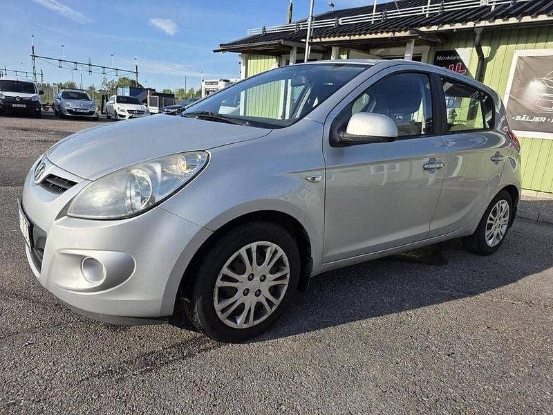 Silver Begagnad 2009 Hyundai i20 Select Halvkombi | 17 900 kr (Marknadspris) - Bild 1/4