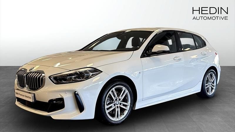 Vit (white) Begagnad 2022 BMW 118 M Sport Halvkombi | 288 700 kr (Dyr) - Bild 1/4