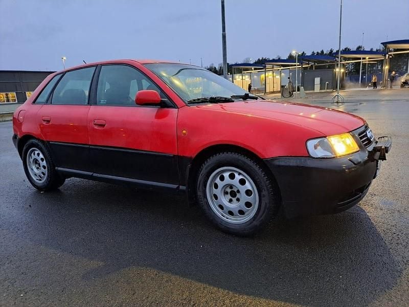 Begagnad Audi A3 Attraction 101 HK (74 kW) 1999 Röd och svart Halvkombi