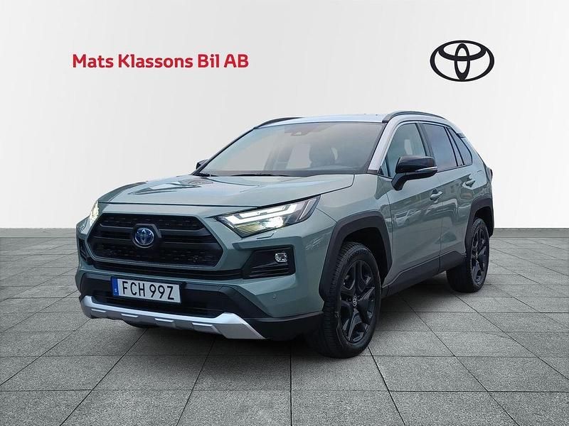 Grön Begagnad 2024 Toyota RAV4 Hybrid SUV | 449 000 kr (Marknadspris) - Bild 1/4