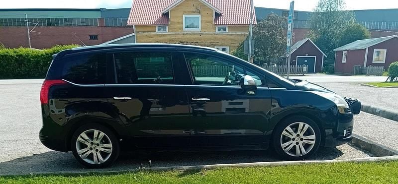 Svart Begagnad 2011 Peugeot 5008 Allure Minibuss | 68 000 kr - Bild 1/4