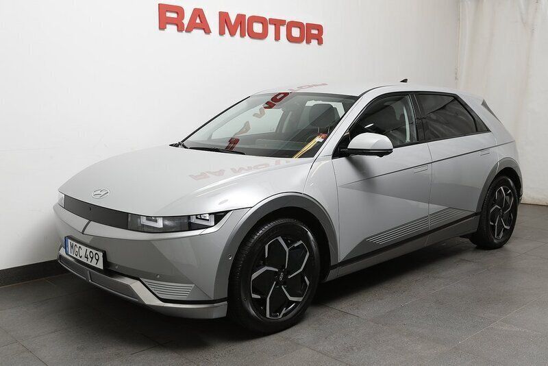 Grå Begagnad 2023 Hyundai Ioniq 5 Advanced SUV | 479 900 kr (Marknadspris) - Bild 1/4