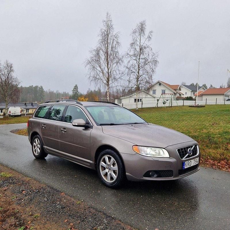 Grå Begagnad 2011 Volvo V70 Momentum Kombi | 59 000 kr (Marknadspris) - Bild 1/4