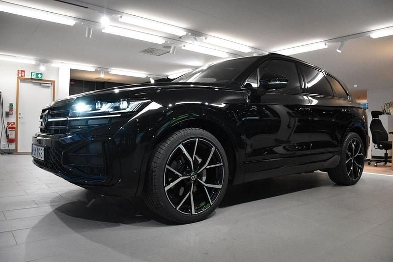 Svart Begagnad 2024 VW Touareg R-line SUV | 949 800 kr - Bild 1/3