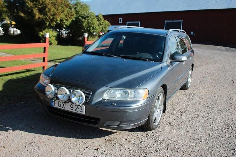Grå Begagnad 2007 Volvo V70 Momentum Kombi | 29 900 kr (Marknadspris) - Bild 1/4
