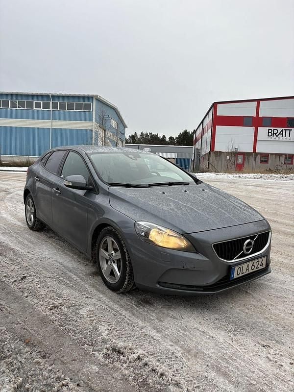 Begagnad 2017 Volvo V40 Halvkombi | 159 000 kr (Marknadspris) - Bild 1/4