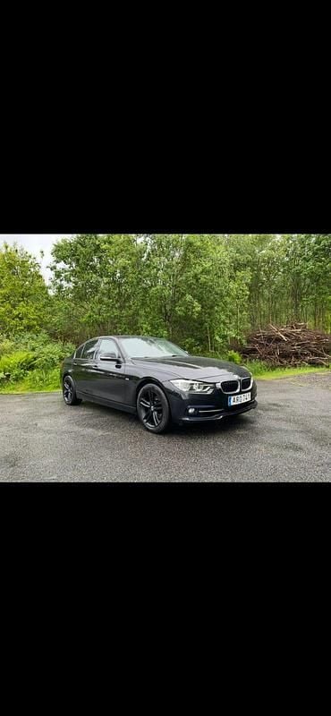 Begagnad 2016 BMW 320 Sedan | 150 000 kr (Bra pris) - Bild 1/4