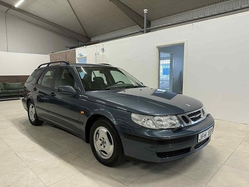 Ljusgrå Begagnad 1999 Saab 9-5 Kombi | 39 900 kr (Dyr) - Bild 1/4