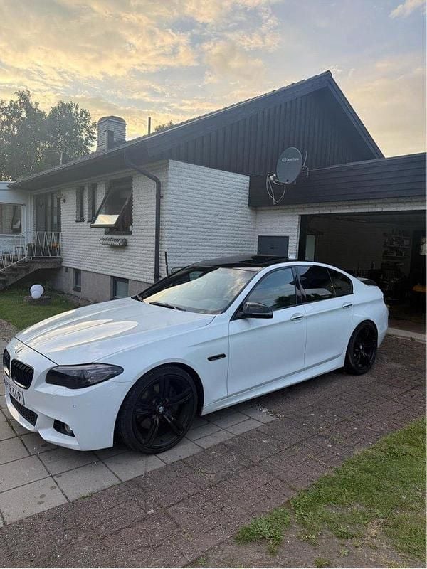 Vit Begagnad 2014 BMW 535 M Sport Sedan | 244 999 kr (Marknadspris) - Bild 1/4
