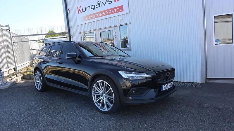 Svart Begagnad 2020 Volvo V60 CC Momentum Kombi | 249 000 kr (Marknadspris) - Bild 1/4