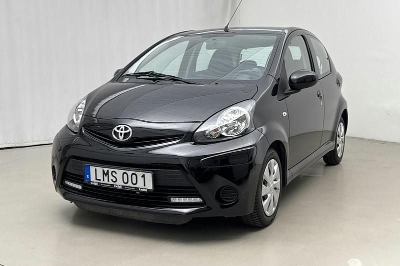 Svart Begagnad 2014 Toyota Aygo Halvkombi | 62 000 kr (Superpris) - Bild 1/4