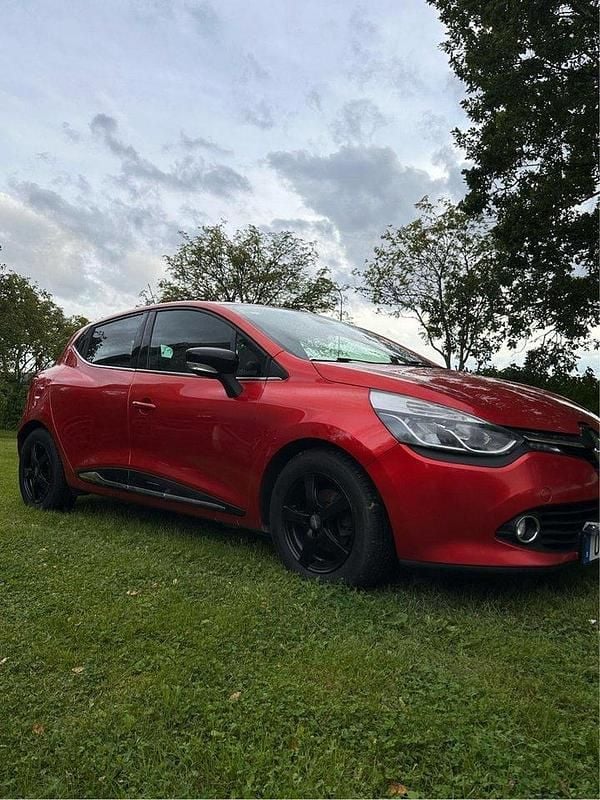 Röd Begagnad 2015 Renault Clio IV Halvkombi | 62 000 kr (Marknadspris) - Bild 1/4