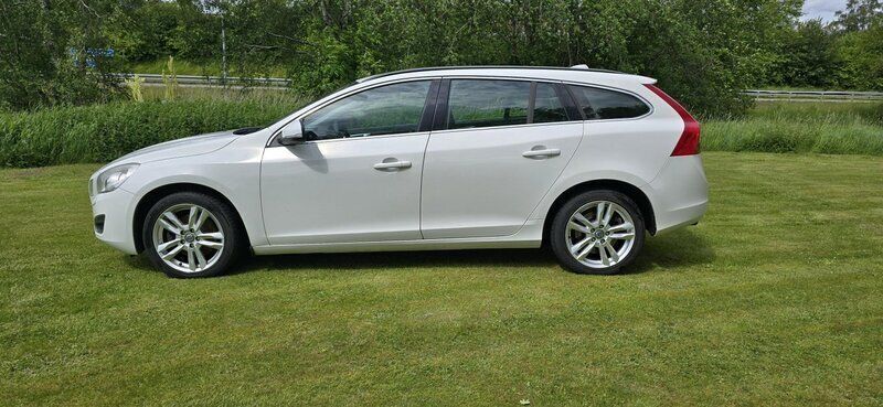 Vit Begagnad 2013 Volvo V60 Momentum Kombi | 110 000 kr (Marknadspris) - Bild 1/4