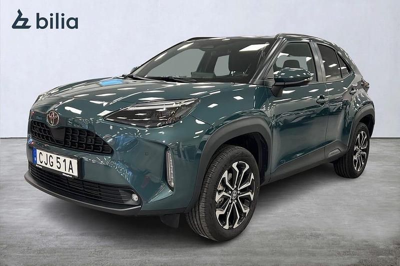 Grön Ny 2025 Toyota Yaris Hybrid Active | 324 900 kr (Lite dyr) - Bild 1/3