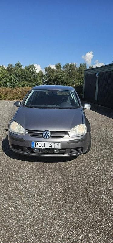 Grå Begagnad 2007 VW Golf V Halvkombi | 45 000 kr (Dyr) - Bild 1/4