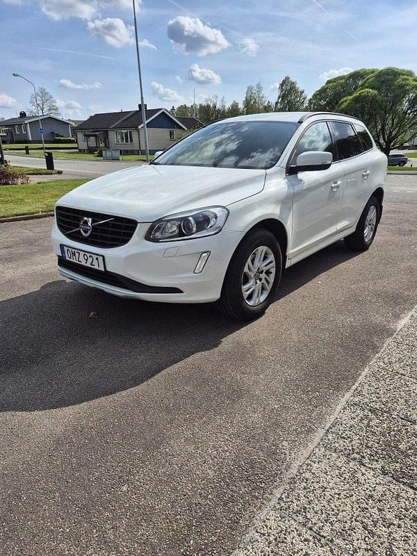 Vit Begagnad 2017 Volvo XC60 Kinetic SUV | 139 900 kr (Marknadspris) - Bild 1/4