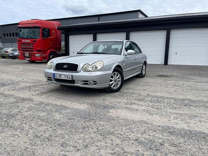 Ljusgrå Begagnad 2003 Hyundai Sonata Sedan | 34 900 kr - Bild 1/4