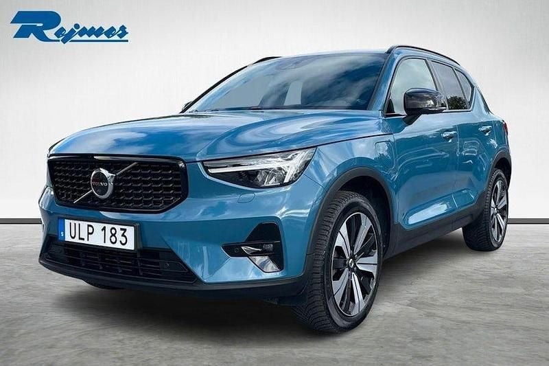 Blå (fjord blue metallic) Begagnad 2022 Volvo XC40 Plus SUV | 374 900 kr (Marknadspris) - Bild 1/4