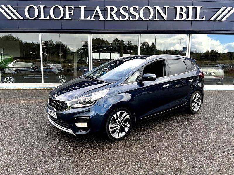 Blå (blåmetallic) Begagnad 2017 Kia Carens Advance Minibuss | 184 500 kr (Dyr) - Bild 1/4