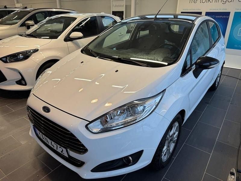 Vit Begagnad 2016 Ford Fiesta Titanium Halvkombi | 129 000 kr (Lite dyr) - Bild 1/4