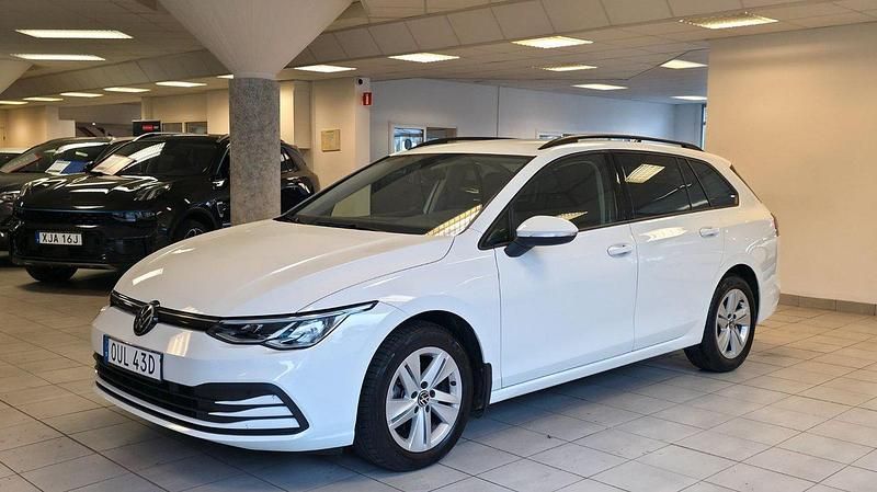 Vit Begagnad 2023 VW Golf VIII Kombi | 275 900 kr (Marknadspris) - Bild 1/4