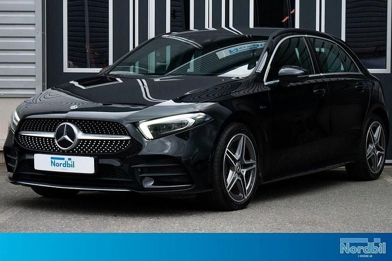 Svart Begagnad 2021 Mercedes A250 AMG Halvkombi | 279 800 kr (Bra pris) - Bild 1/4