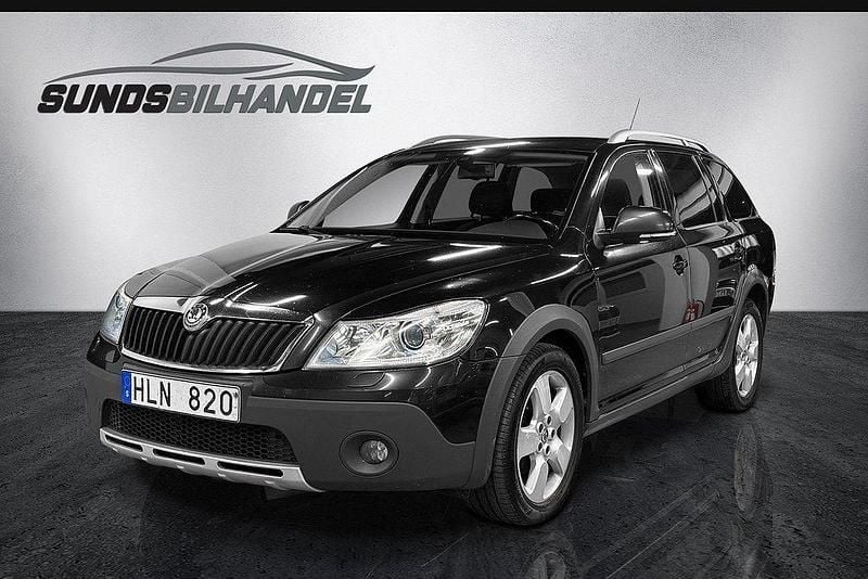 Svart Begagnad 2013 Skoda Octavia Scout Kombi | 89 900 kr (Marknadspris) - Bild 1/4